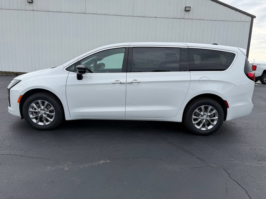 New 2027 Chrysler Pacifica Select AWD/4WD image 8