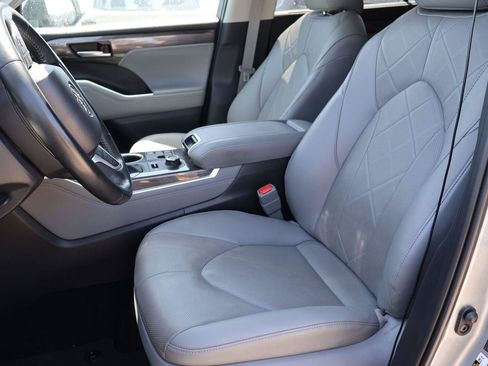 Used 2025 Toyota Highlander Platinum AWD/4WD image 10