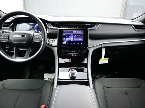 New 2026 Jeep Grand Cherokee Laredo image 9