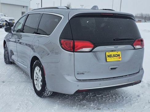 Used 2020 Chrysler Pacifica Touring-L image 3