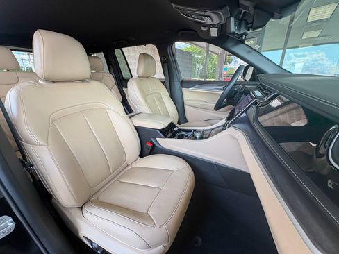 Used 2023 Jeep Grand Cherokee Limited w/ Luxury Tech Group II AWD/4WD image 24