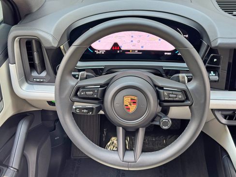 Used 2025 Porsche Cayenne AWD/4WD image 22
