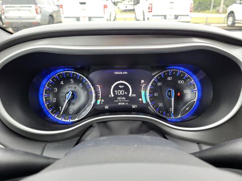 Used 2025 Chrysler Pacifica Select image 20