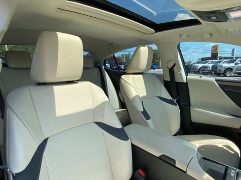 Used 2025 Lexus ES 300h w/ Premium Package FWD image 22
