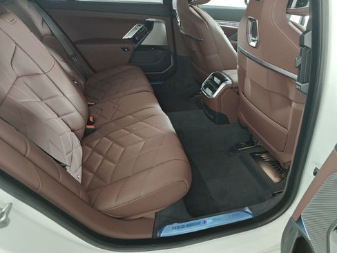 Used 2025 BMW 740i w/ Executive Package image 32