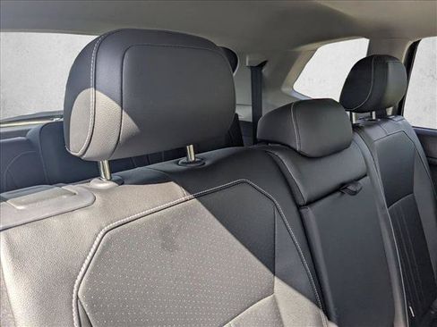 Used 2024 Volkswagen Tiguan SE w/ Panoramic Sunroof Package FWD image 19