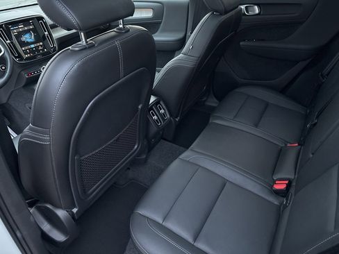 Certified 2025 Volvo XC40 B5 Plus image 38