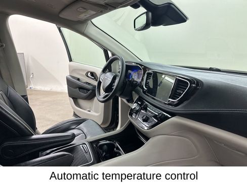 Used 2022 Chrysler Pacifica Limited FWD image 21