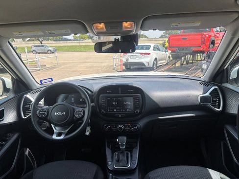 Used 2025 Kia Soul LX w/ LX Technology Package FWD image 31