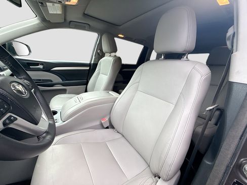 Used 2014 Toyota Highlander XLE image 21