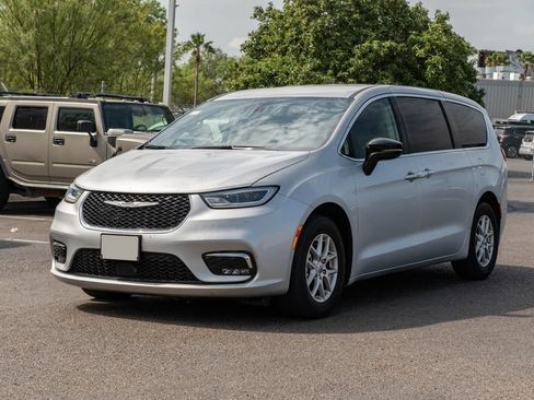 Used 2024 Chrysler Pacifica Touring-L FWD image 3