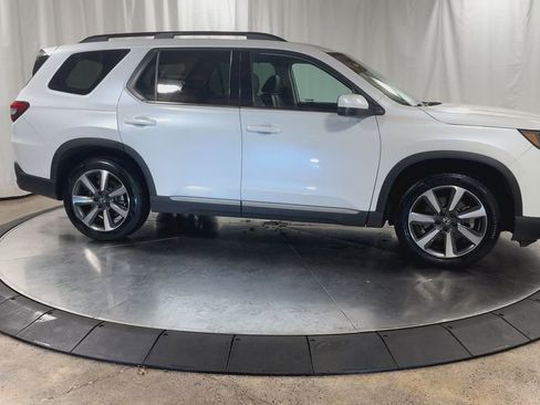 Certified 2023 Honda Pilot Touring image 3