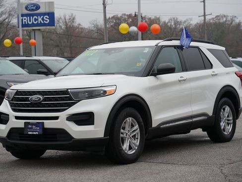 Certified 2022 Ford Explorer XLT image 3