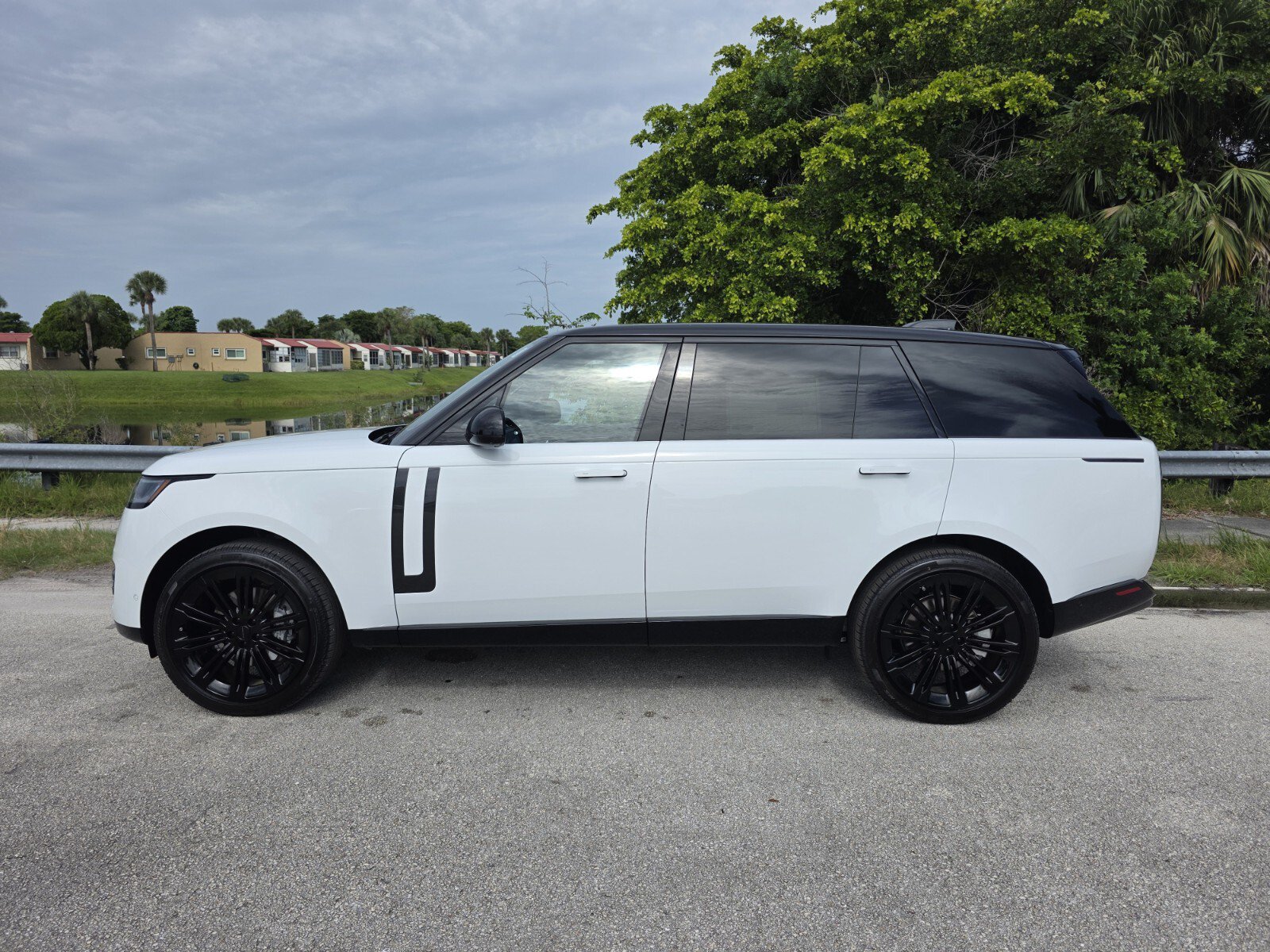 New 2026 Land Rover Range Rover Long Wheelbase SE AWD/4WD image 7