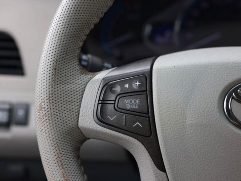 Used 2012 Toyota Sienna XLE image 28