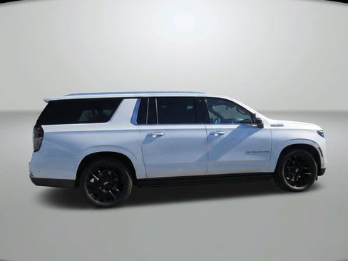 Used 2025 Chevrolet Suburban High Country AWD/4WD image 7