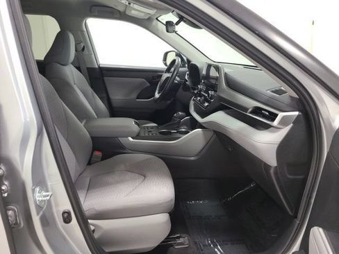 Used 2023 Toyota Highlander LE AWD/4WD image 14