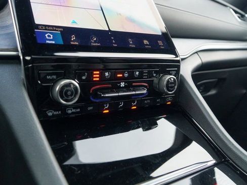 Used 2022 Jeep Grand Cherokee Overland w/ Luxury Tech Group IV image 26