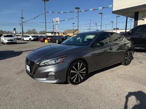Used 2021 Nissan Altima 2.5 SR w/ SR Premium Package FWD image 2