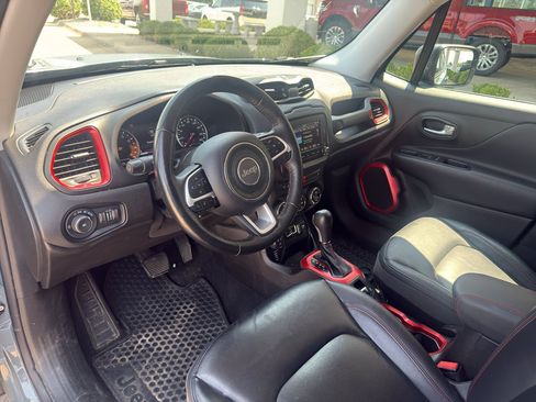 Used 2017 Jeep Renegade Trailhawk w/ Premium Trailhawk Package AWD/4WD image 3