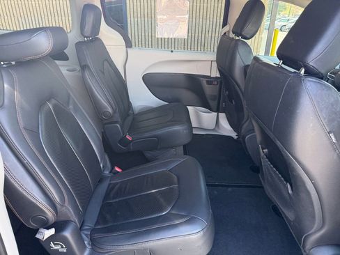 Used 2020 Chrysler Pacifica Touring-L w/ Advanced Safetytec Group FWD image 22
