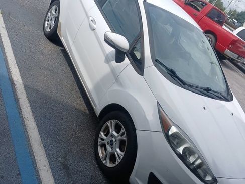 Used 2016 Ford Fiesta SE FWD image 2
