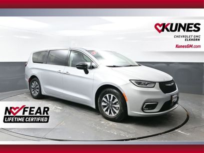 Used 2024 Chrysler Pacifica Select