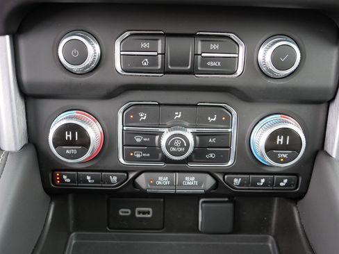 Used 2024 GMC Yukon SLT w/ SLT Premium Package image 23