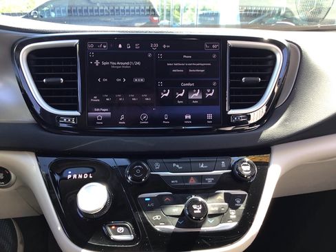 Certified 2023 Chrysler Pacifica Touring-L FWD image 12
