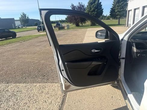 Used 2016 Jeep Cherokee Limited w/ Trailer Tow Group AWD/4WD image 19