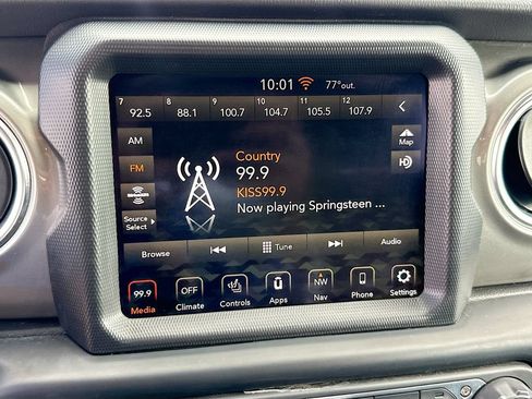 Used 2022 Jeep Wrangler Unlimited Sahara w/ Cold Weather Group AWD/4WD image 16