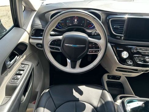 Used 2018 Chrysler Pacifica Limited w/ Advanced Safetytec Group FWD image 9