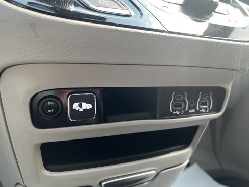 Used 2022 Chrysler Voyager LX image 19