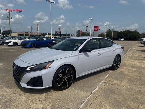 Used 2023 Nissan Altima 2.5 SR w/ SR Premium Package FWD image 3