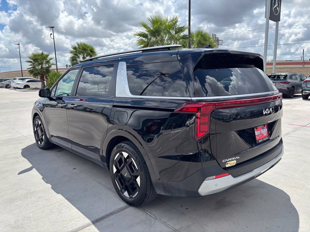 Used 2025 Kia Carnival EX FWD image 4