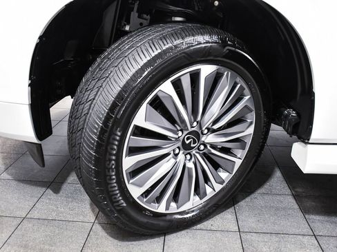 Used 2025 INFINITI QX80 Sensory image 7