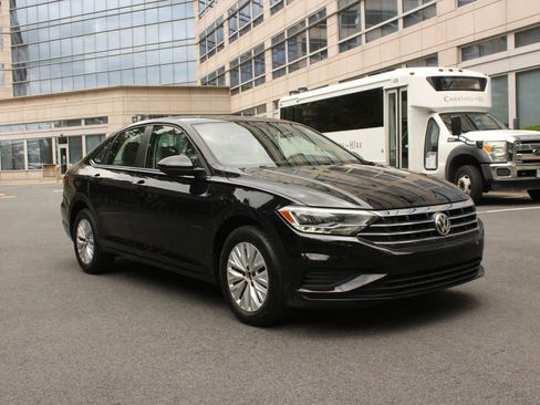 Used 2019 Volkswagen Jetta SE FWD image 1