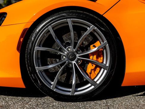 Used 2025 McLaren Artura RWD image 24