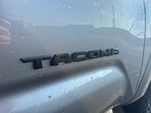 Used 2020 Toyota Tacoma SR5 AWD/4WD image 16
