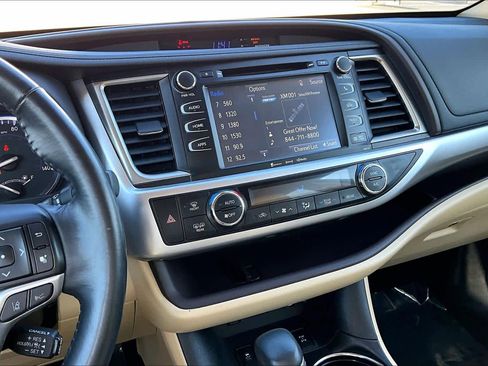 Used 2017 Toyota Highlander XLE image 6