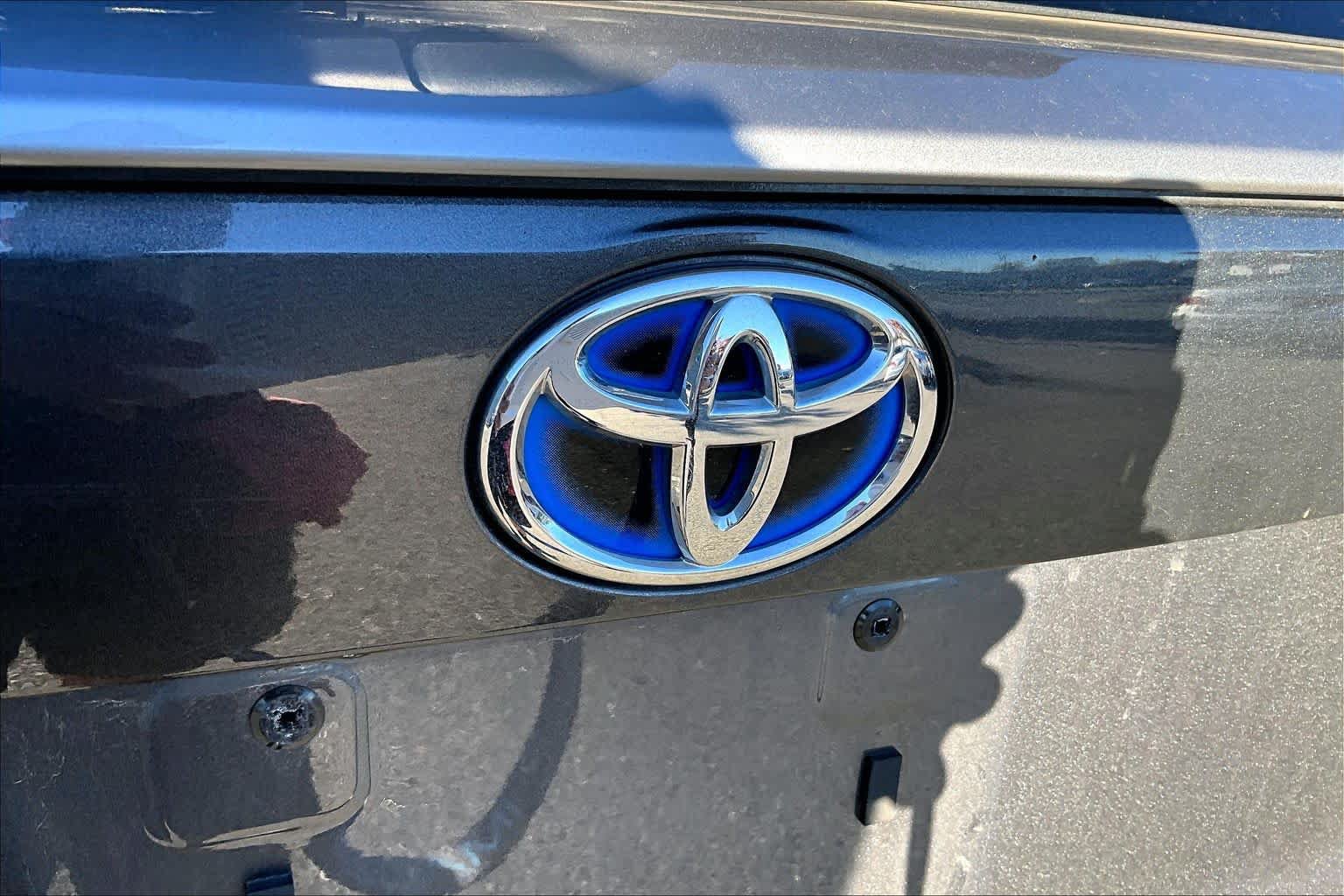 Used 2022 Toyota RAV4 Limited AWD/4WD image 31