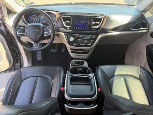 Used 2017 Chrysler Pacifica Touring-L FWD image 13