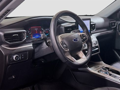 Used 2022 Ford Explorer XLT w/ Equipment Group 202A image 7