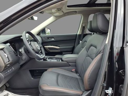 Used 2025 Nissan Pathfinder Platinum w/ Black Appearance Package image 19