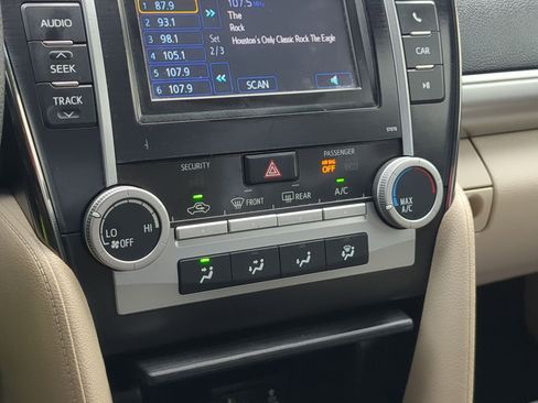 Used 2013 Toyota Camry LE image 22