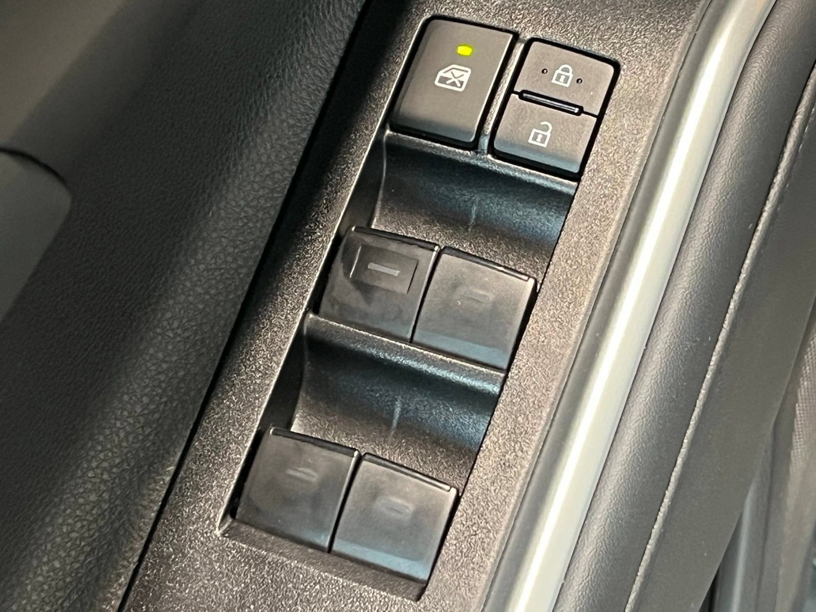 Used 2025 Toyota Highlander XLE FWD image 35