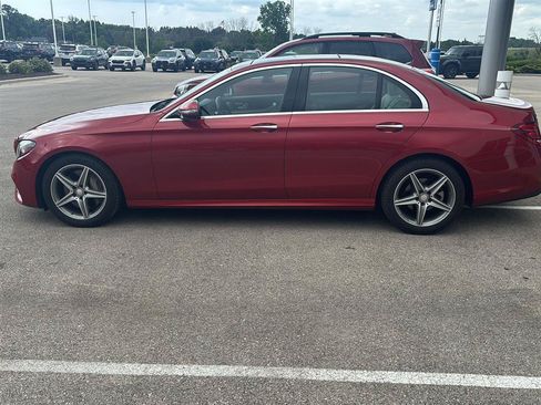 Used 2017 Mercedes-Benz E 300 4MATIC image 4