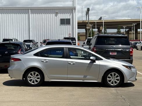 Used 2025 Toyota Corolla LE FWD image 3