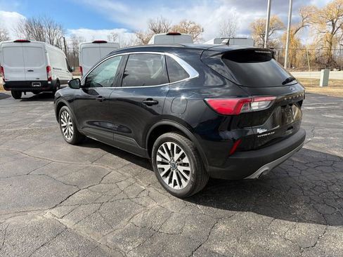 Used 2022 Ford Escape Titanium image 3