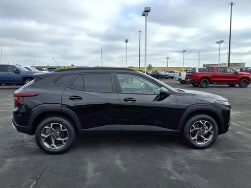 New 2025 Chevrolet Trax LT w/ LT Convenience Package FWD image 2